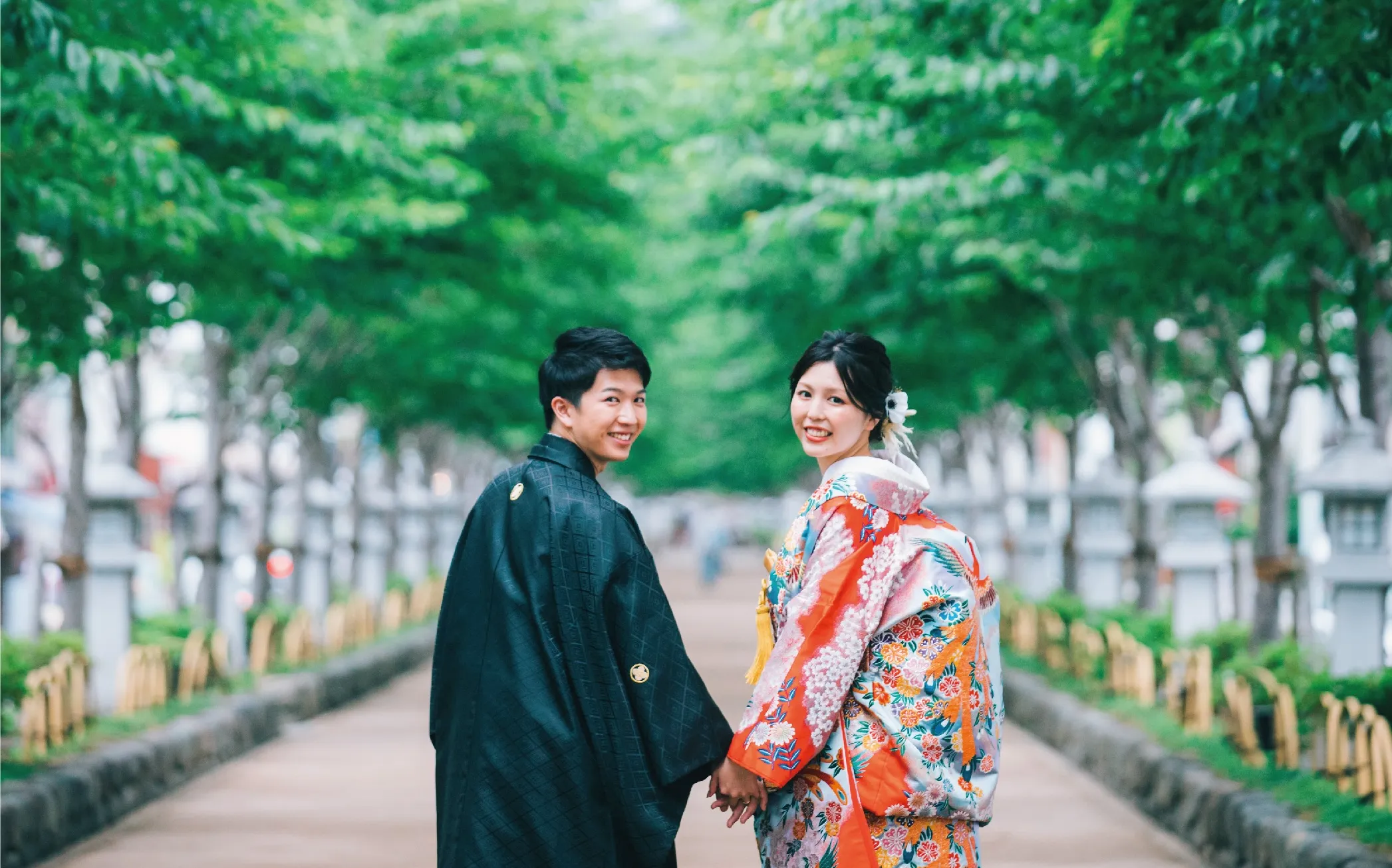 男女が若宮大路を歩いている風景